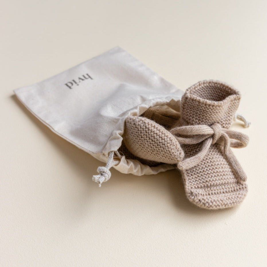 Gebreide booties voor baby's in de kleur sand van HVID.