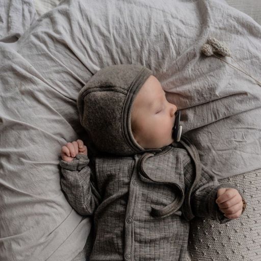 Strikmutsje in het bruin voor baby's gemaakt van wolfleece van Engel Natur.