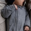 Onesie rib met houten knoopjes aan de voorzijde in donkerblauw met strepen voor baby's van het merk Nixnut.