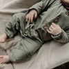 Onesie rib met houten knoopjes aan de voorzijde in het donkergroen voor baby's van het merk Nixnut.