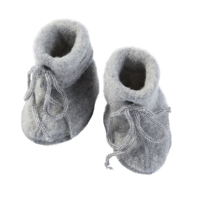 Slofjes gemaakt van wol in de kleur grijs voor baby's van het merk Engel Natur.