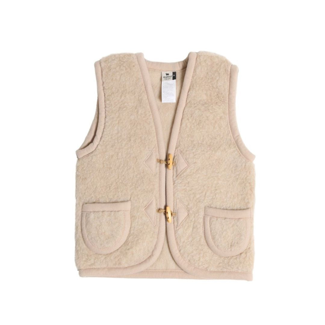 Foto op witte achtergrond van de beige wollen bodywarmer van Alwero 