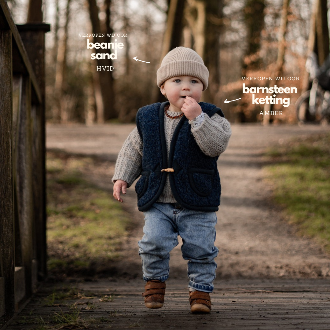 Kind draagt blauw wollen bodywarmer van het merk Alwero 