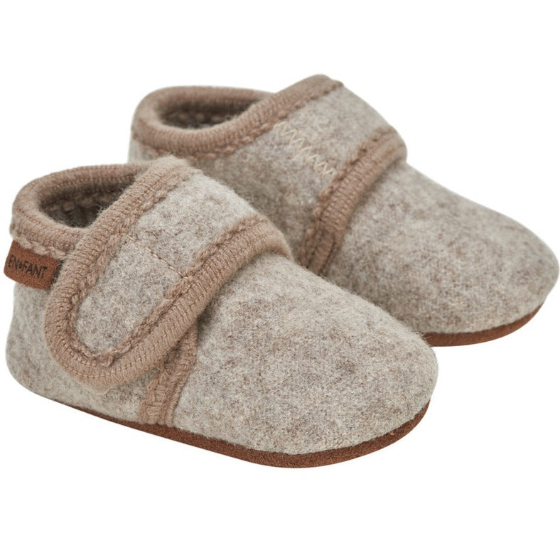 Babyslofjes wool Enfant in de kleur sand melange met klittenband sluiting voor baby's.