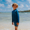 Blauw zwemshort voor jongens met touwtje om mee te sluiten