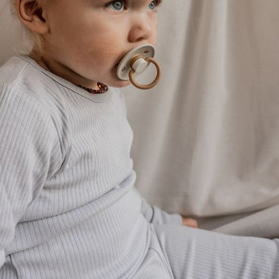 Lange mouwen shirt in Pale Blue voor kinderen met aan de bovenzijde twee knopen van Mar Mar Copenhagen.