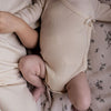 Overslagromper voor baby's in Off White met een strikje als afwerking van Mar Mar Copenhagen.