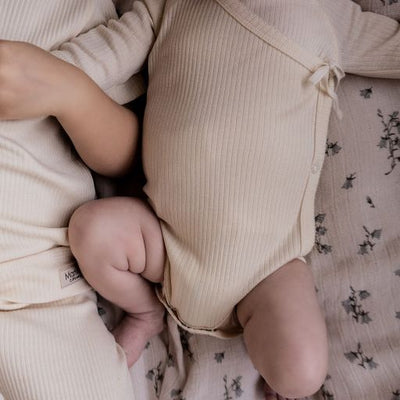 Overslagromper voor baby's in Off White met een strikje als afwerking van Mar Mar Copenhagen.