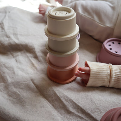 Bekertoren voor baby's (kinderen) om te stapelen in verschillende kleuren van Mushie.