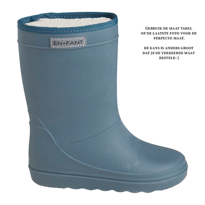 De thermoboots zijn gevoerd met wol aan de binnenzijde. De regenlaarzen zijn van ENFANT en lichtblauw van kleur.